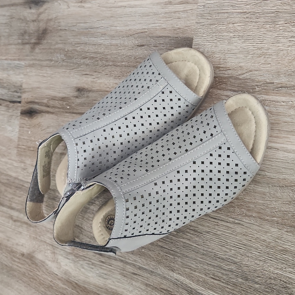 Earth Spirit Womens 8 1/2 Grey Heeled Sandals